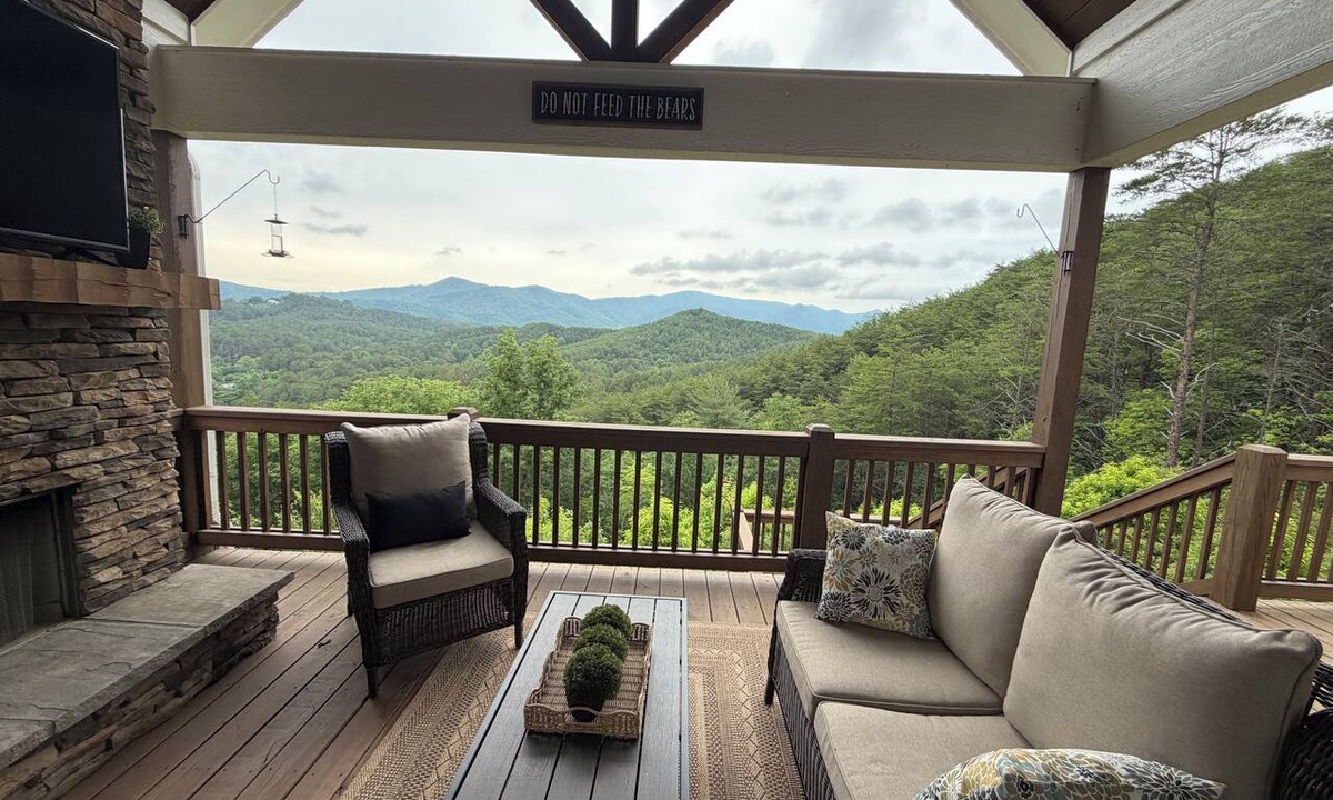 Copperhill House | 4-Bed, 4.5 bath house with a pool table, outside fire pit and georgous views!