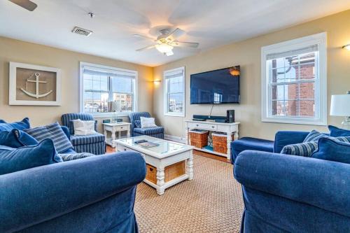 North End Apartment | 4-bedroom condo with elevator and king bed and parking