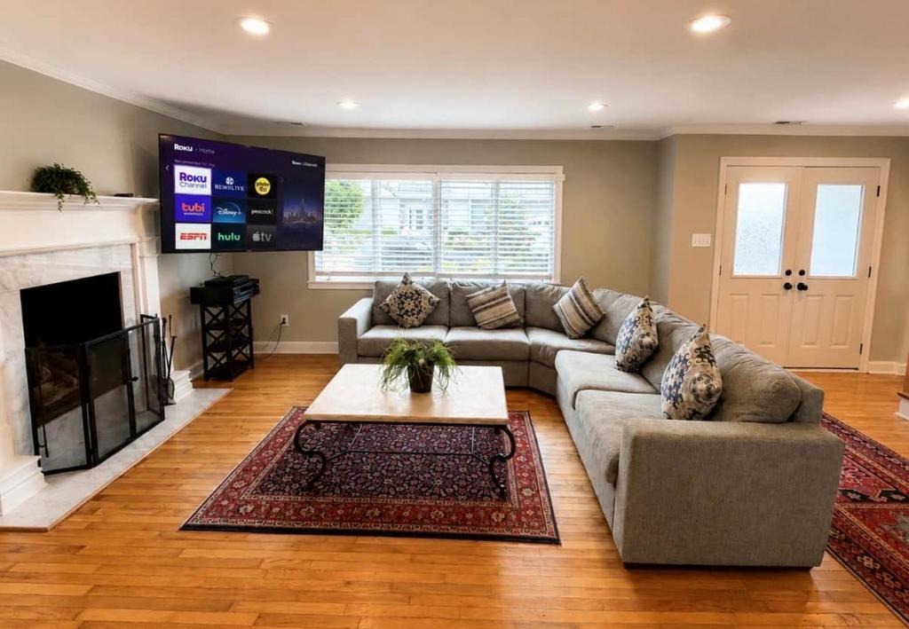 Ventnor City House | 4 bedroom house with pool and backyard on bayside.