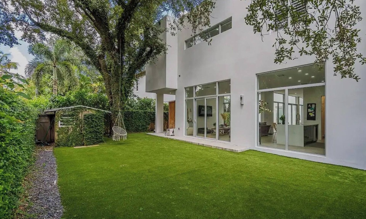 Coral Terrace House | 4-bedroom Miami Mansion with AC, WiFi, cold plunge, pool table and jacuzzi