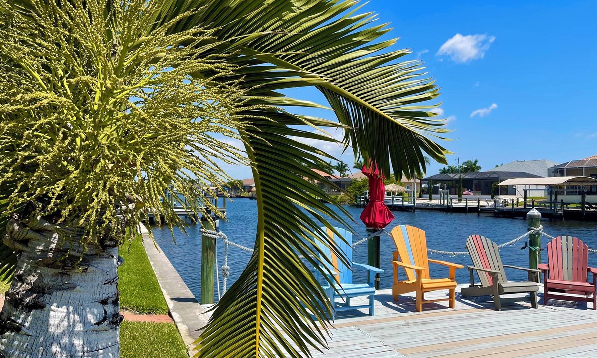 Pelican Villa | 4 bedrooms (2 MASTERBÄDER) in total 3 bathrooms SOUTH-facing large pool, boat dock fiber optic network