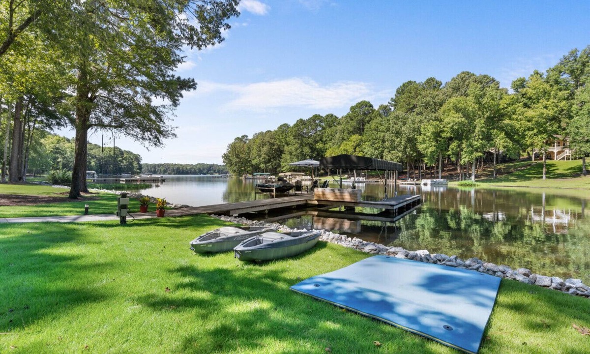 Buckhead House | 4 Bedrooms|King Beds|Dock|Kayaks|Fire Pit|Pet Friendly