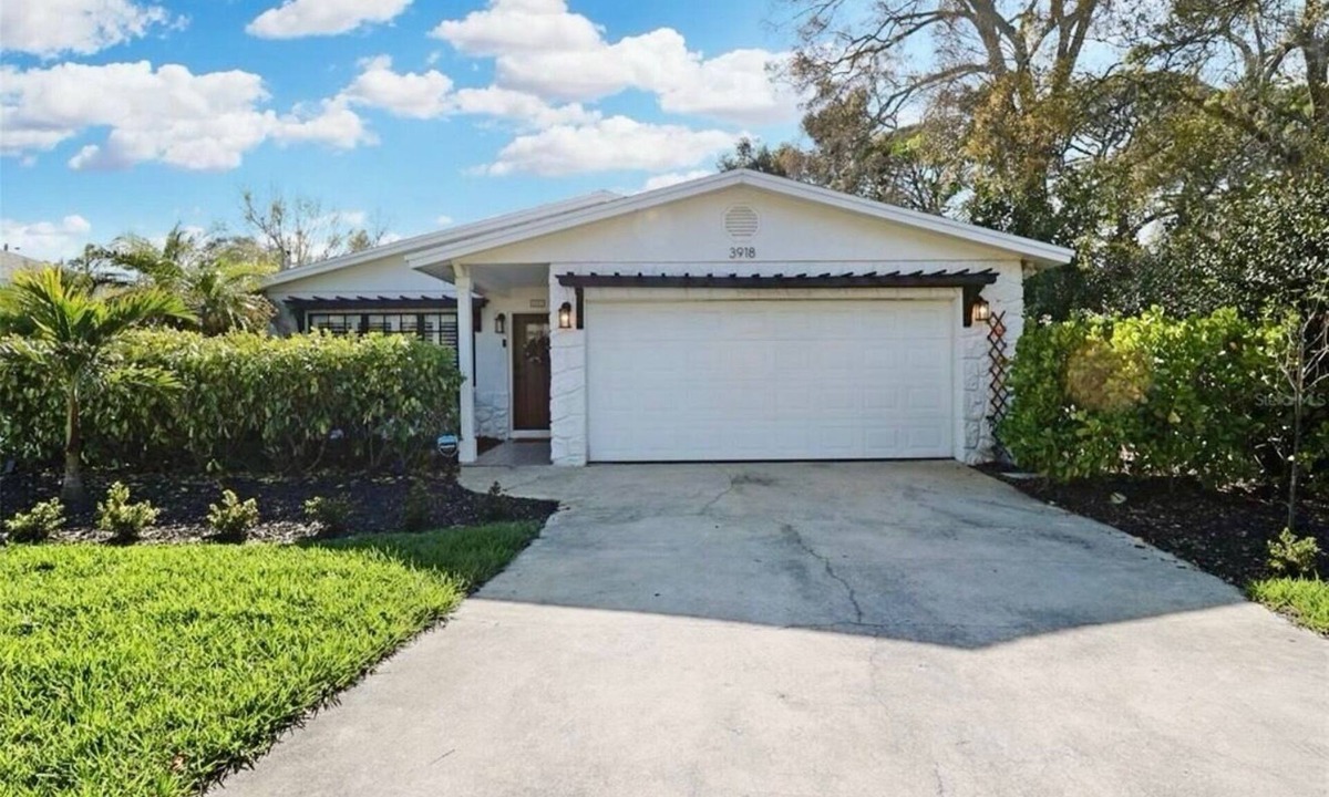 Shore Acres House | 4 Beds in a 3Bd/2ba House GRILL and FENCED YARD-nr Shops