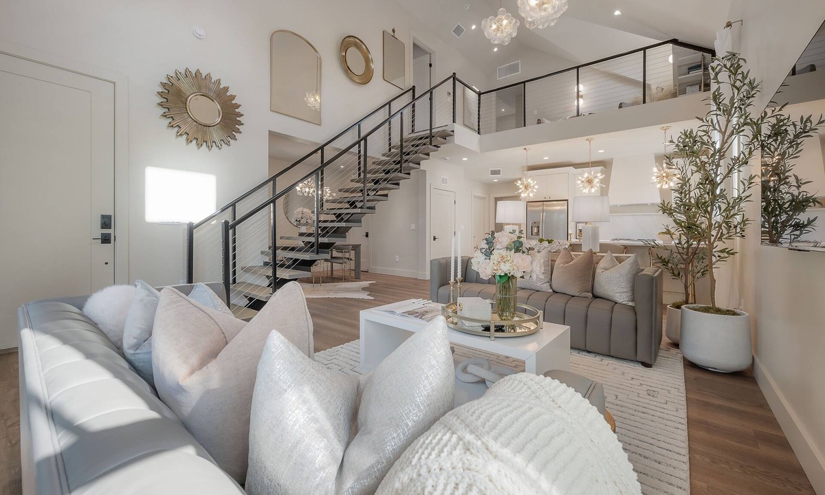 Tampa Heights House | 4 blocks to The Riverwalk Luxe 3BR 3BA with Tropical Courtyard & Balcony