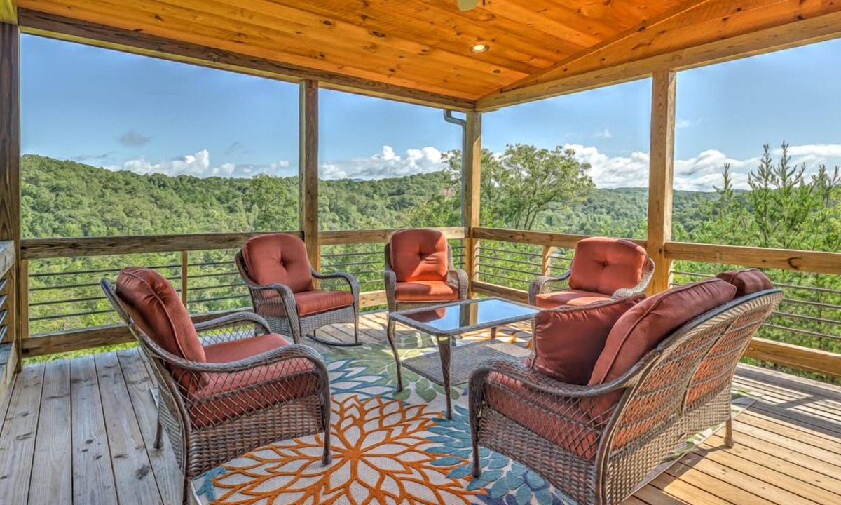 Blue Ridge Cabin | 4 Leaf Clover -Massive Views, Dog Friendly, King Beds