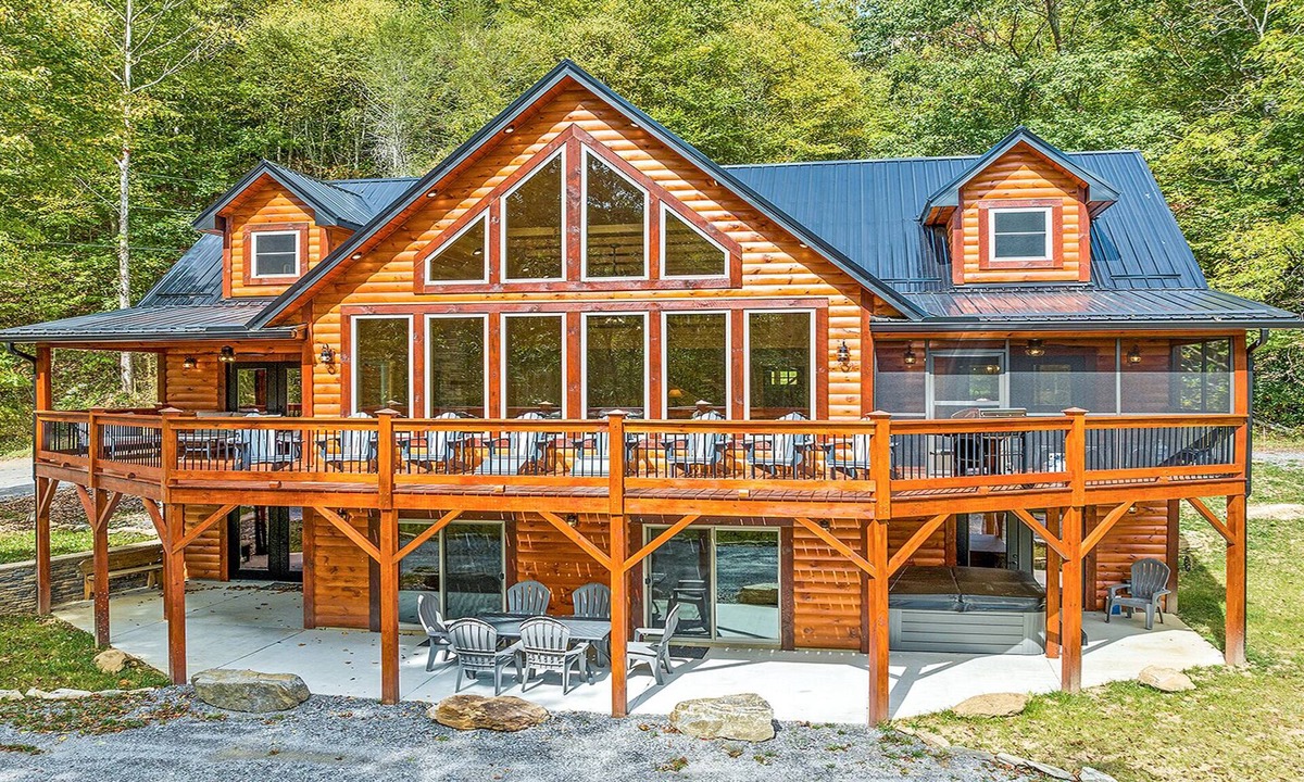 Maggie Valley Cabin | 4 Loves Lodge - Main Home Sleeps 22, 5 BR, 5 1/2 BA, Pet Friendly
