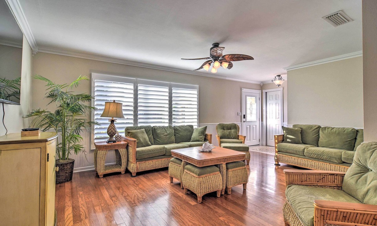 Seminole Cottage | 4 Mi to Beach: Gem w/Pool & Lanai in Seminole!