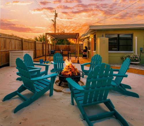 Clearwater House | 4 Mi to Beach King Suite Sleeps 8