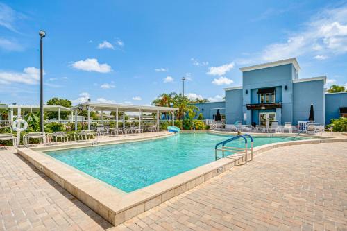 North Sarasota House | 4 Mi to Dtwn Sarasota! Family Home w/Pool Access