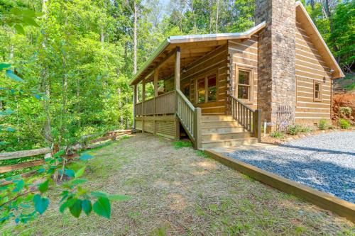 Cherry Log House | 4 Mi to Fall Branch Falls: Peaceful Cabin w/Deck