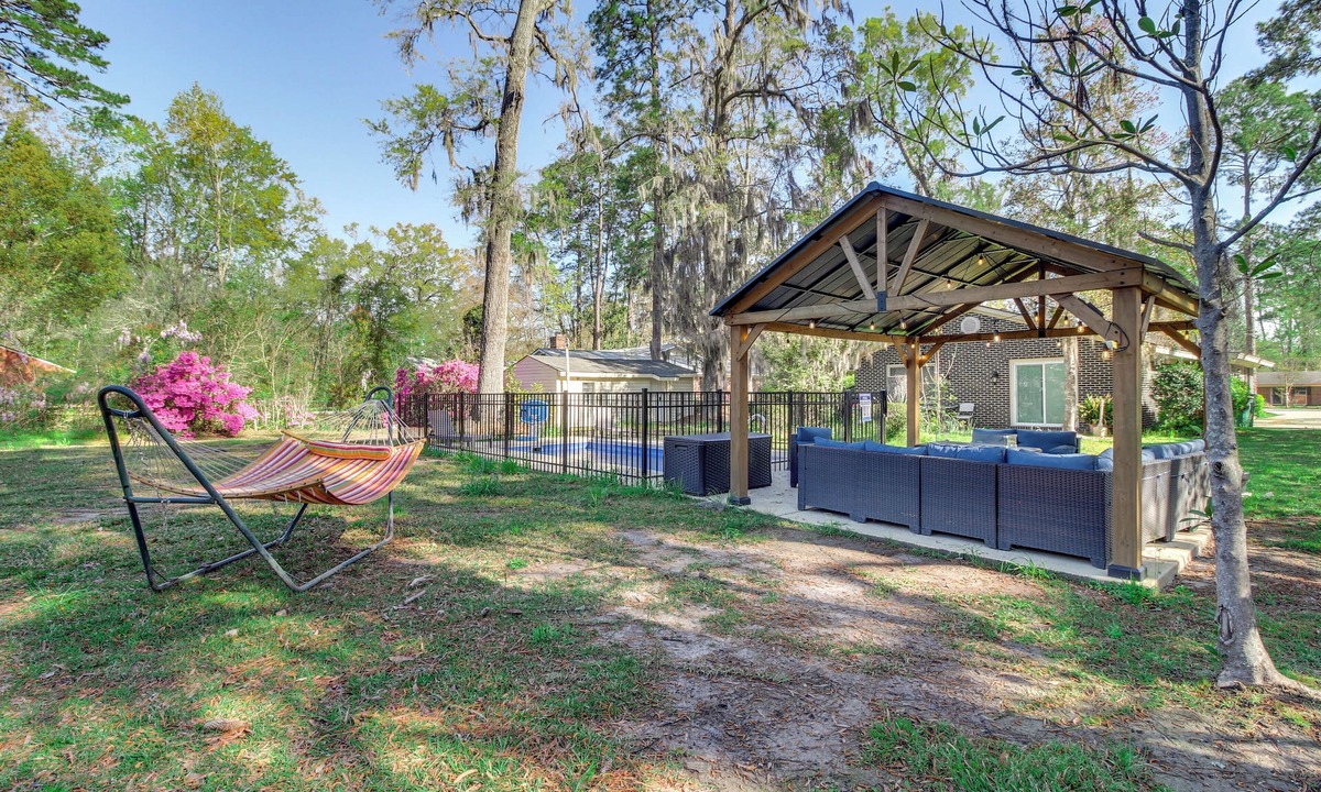 Garden City House | 4 Mi to Savannah: Home w/Gazebo & Seasonal Pool!