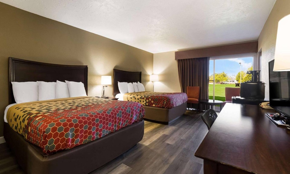 Perry Hotel | 4 Rooms for Family Stay | Minutes to Fairgrounds w/Free Parking & Breakfast