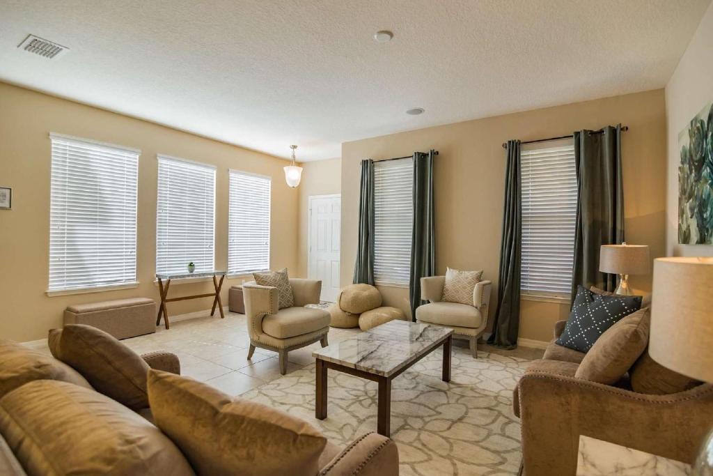 Trafalgar Village House | 4970 Trafalgar Village