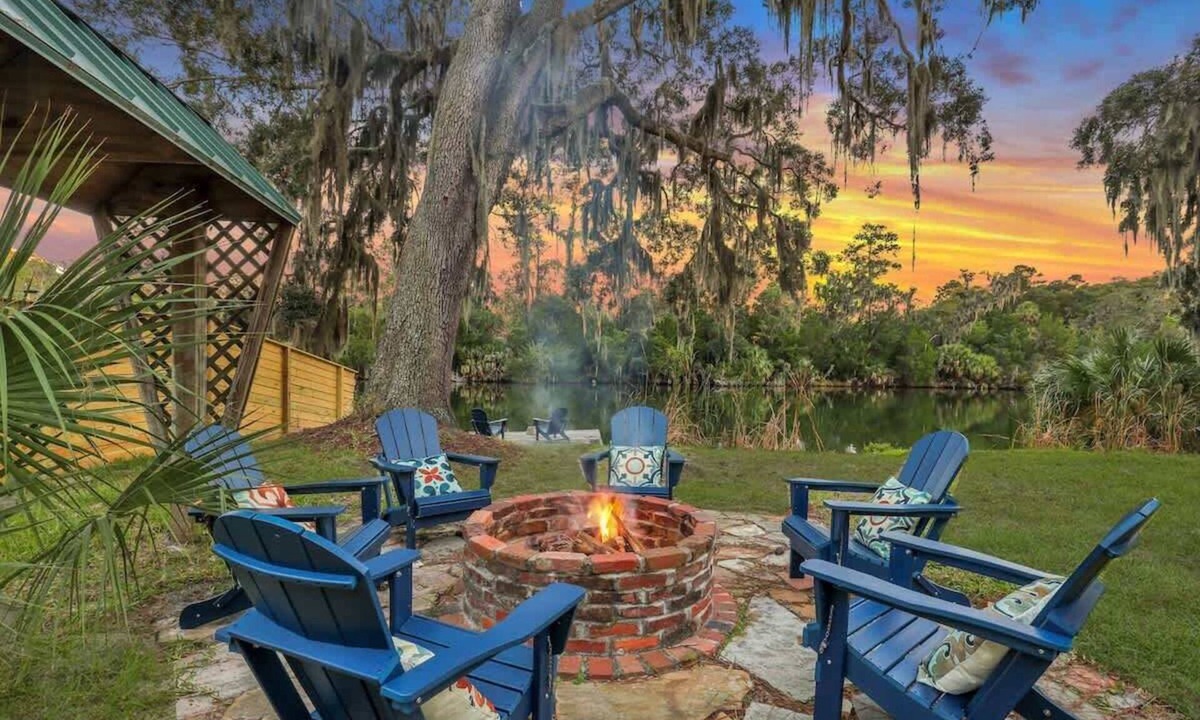 Talahi Island House | 4bd/4ba Lakefront-Spa-Kayak-Near Savannah & Tybee