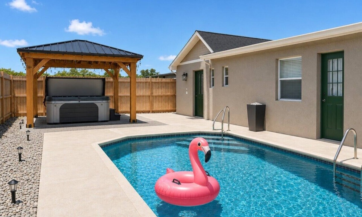 Port Charlotte House | 4BR 2BA Pool Hot Tub BBQ Mini Golf Sleep 12