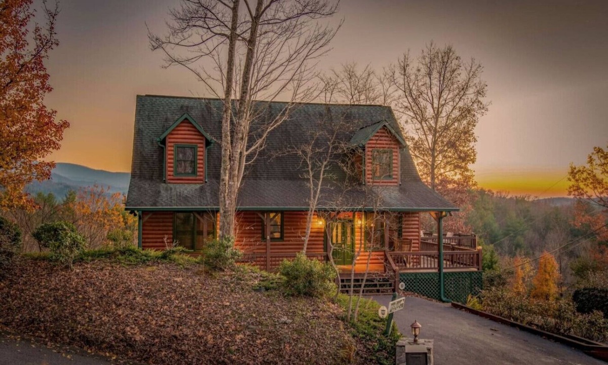 Foxfire Estates Cabin | 4BR/3BA | Hot Tub | Pool Table | Views | Pets ok | Lowered Rates!