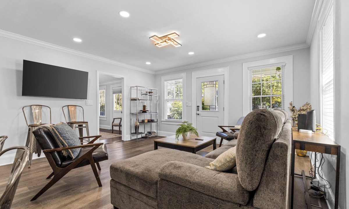 Villa Heights Cottage | 4BR Bright and Modern - Close to Everything