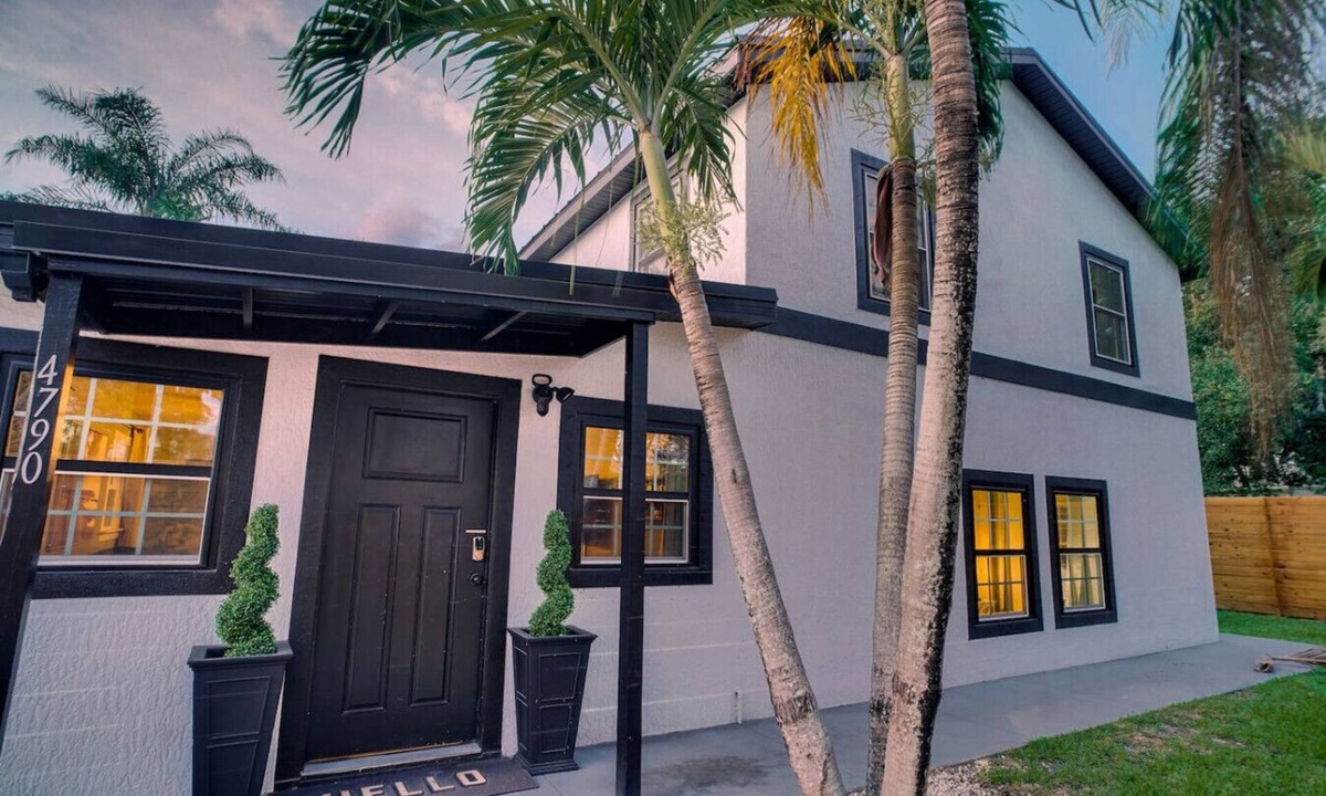 Vero Beach House | 4BR Family Getaway |Game Room| 2mi to Wabaso Beach