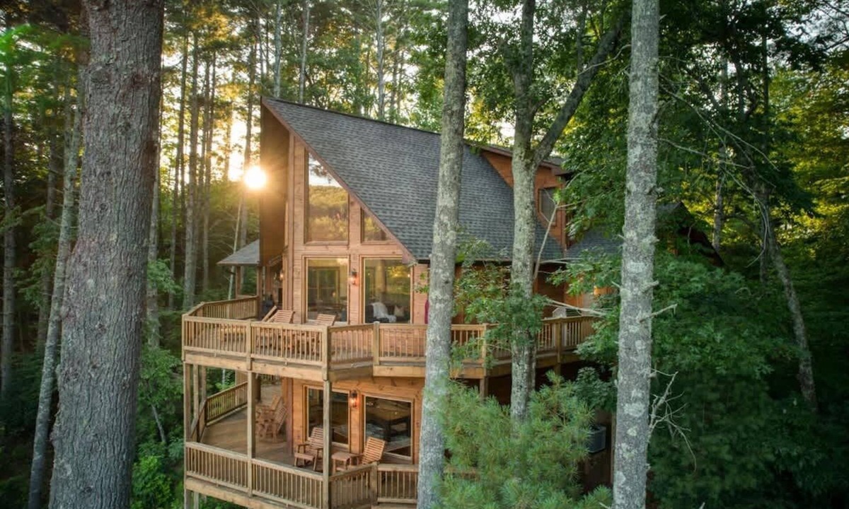 Epworth House | 4BR Pineview | Hot Tub & Scenic Views | Arcade