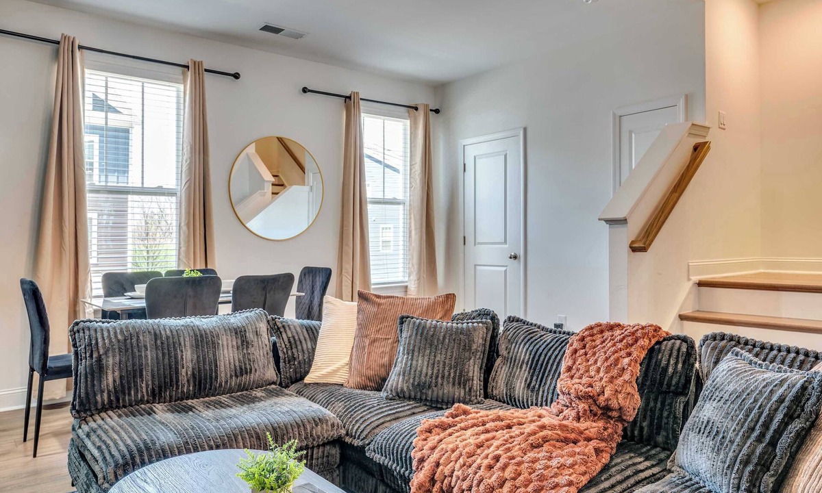 Mountain Island House | 4BR Townhouse | King Bed | Garage | Northlake