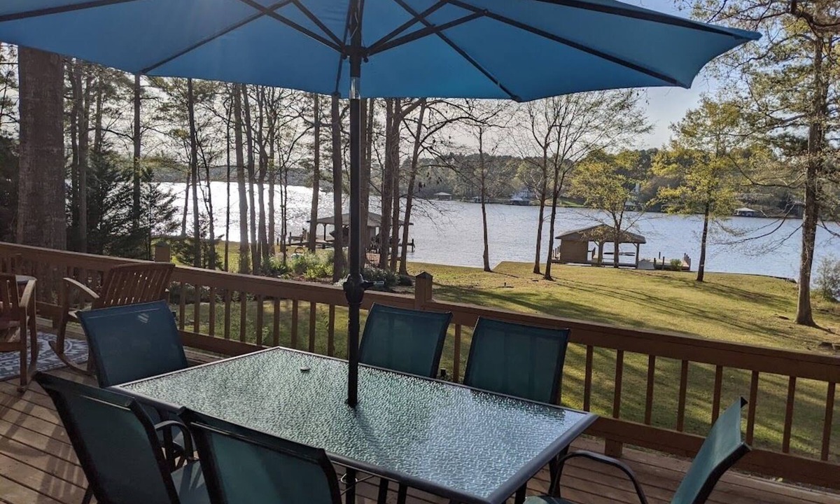 Eatonton House | 5 Bdrm, Amazing Sunsets, deck, flat yard, dock, fish, beach, kayaks.