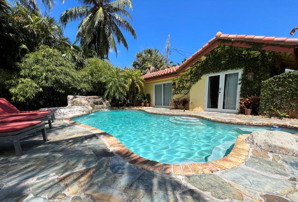 Birch Park Finger Streets Villa | 5 Bed 3.5 Bath Mediterranean Beach Villa - Perfect for Everyone