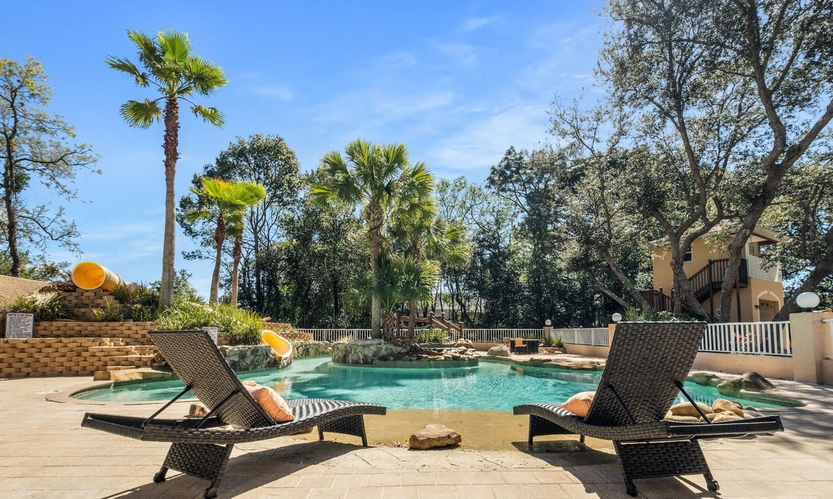 Spring Hill House | 5 bedrm Paradise w/your own POOL + LAZY RIVER
