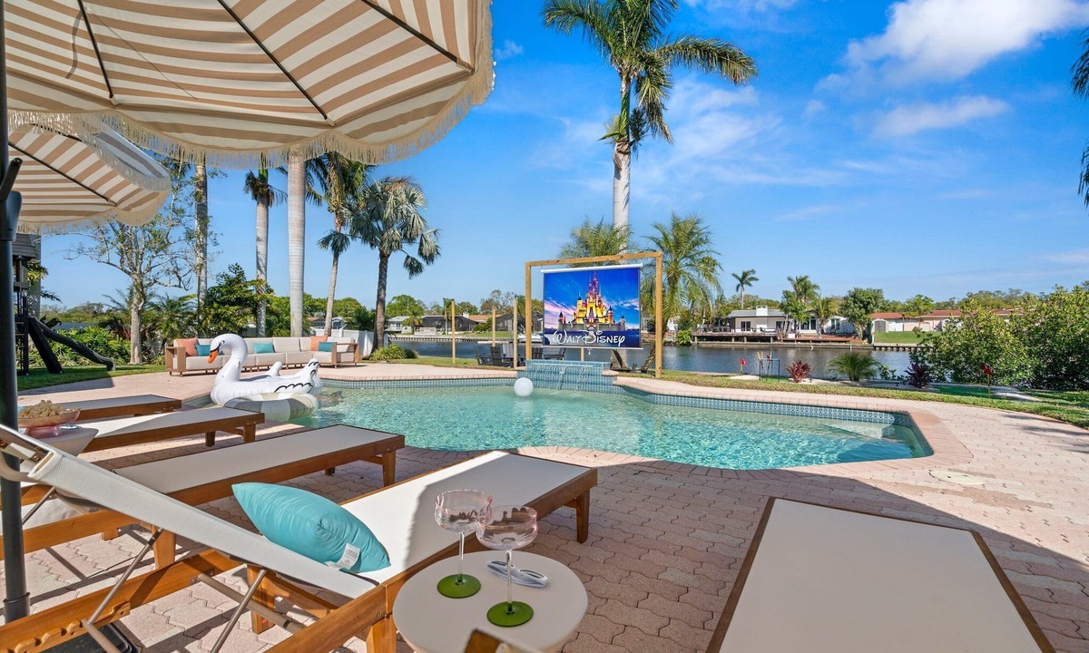 Largo House | 5 Bedroom Waterfront Retreat - Heated Pool, Mini Golf & Games! Sleeps 18