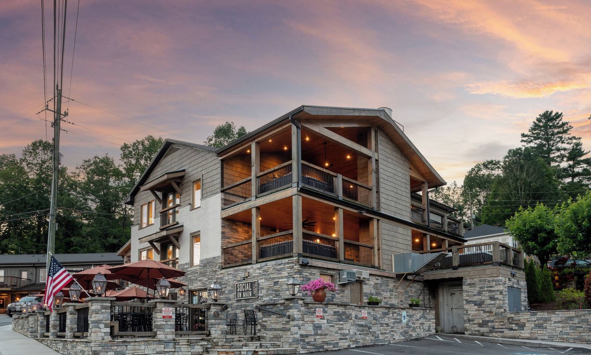 Blowing Rock House | 5 BR Luxury Home on Main Street in Downtown Blowing Rock + Hot Tub!