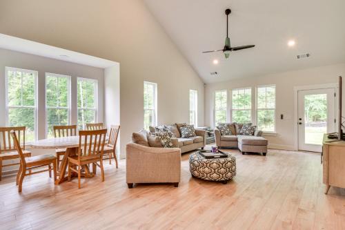 Central House | 5 Mi to Memorial Stadium & Beach: Modern Townhome