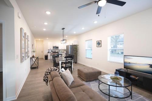 Glen Raven House | 5 Min to Elon - 7 Min to Downtown - Washer and Dryer