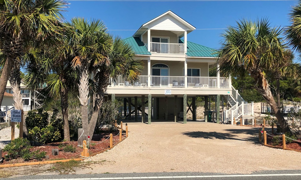 East End House | 5 min to Gulf beach. On bike path. Pvt htd pool. Boat parking. Great kitchen.