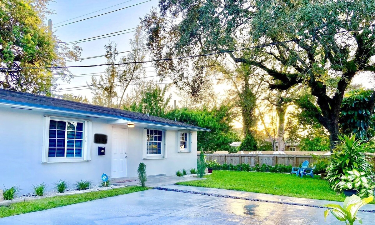 South Miami House | 5 Minutes from Univ Miami renovated home family friendly Free Parking