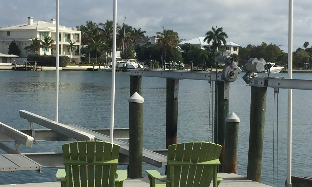 Bay Isle House | 5⭐️ SIESTA KEY WATERFRONT RANCH, POOL, DOCK, LIFT, DESK AREA, MASSAGE ROOM