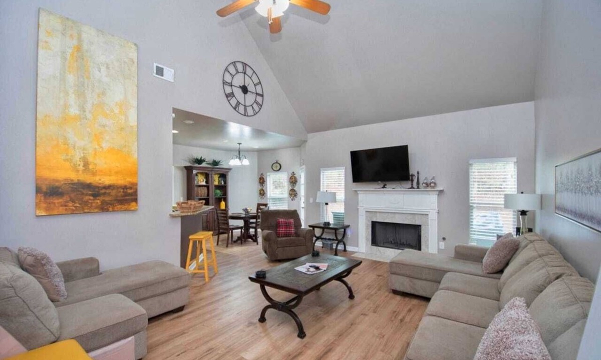 Cliftondale House | 5-Star Luxury Home Sleeps 22+ Airport proximity
