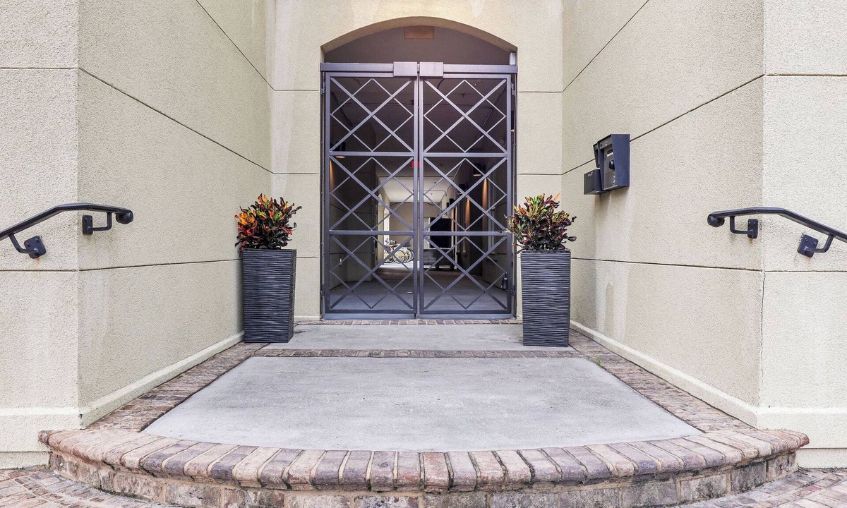 Old West Broad Neighborhood Cottage | 5 Units w/ Free Parking Walkable Historic District The Juliette by Avantstay