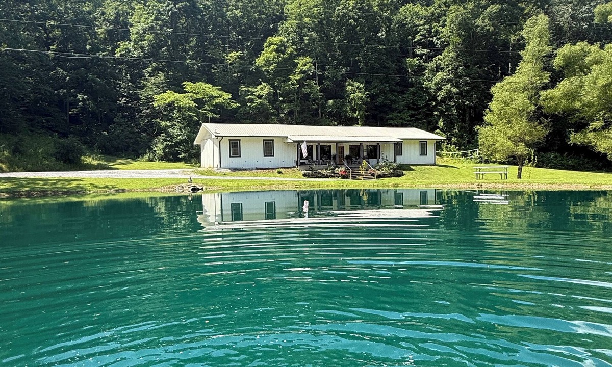 Kedron Cabin | 55 ACRE WATERFRONT RETREAT ~HOT TUB~SWIM ~FISH ~KAYAK ~HIKE ~1 ACRE SPRING POND~