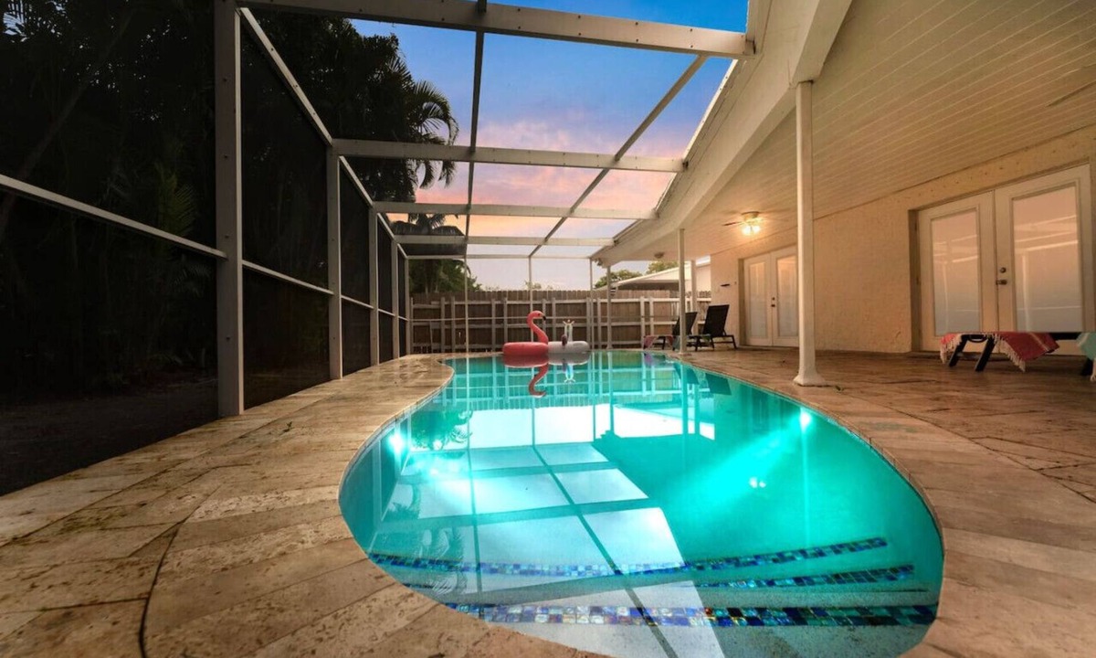 North Miami Beach House | 5BD Beach House, Sun, Pool, BBQ & Shop! Beach & Aventura Mall – Sleeps 26!