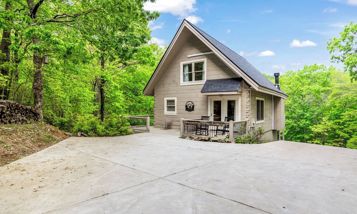 Tate Cabin | 6 Acre Private Retreat Hot Tub, Firepit, Dog Friendly & Games 6 miles to Wine!