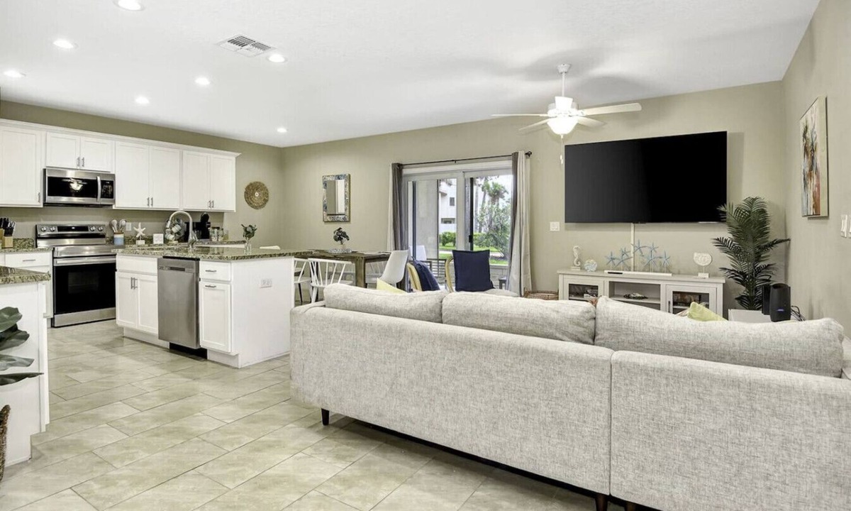 Mcelroys Belleview Villa | 6 BEDROOMs, Walk to Beach, Game Room, Parking, AC
