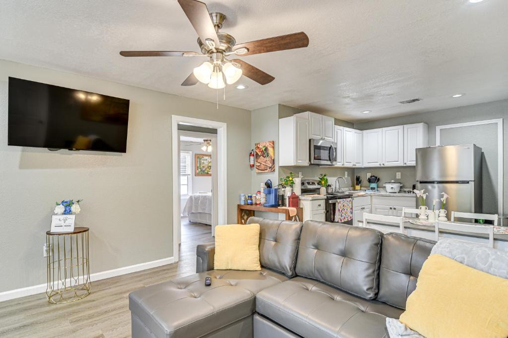 Bearss Plaza House | 6 Mi to Busch Gardens Family and Pet Friendly Home