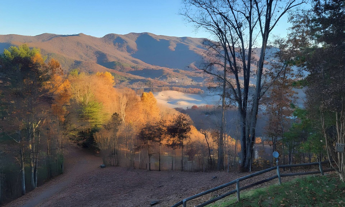 Hayesville Cabin | 6 Mi to Chatuge Lake: Spacious Cabin w/Mtn Views!