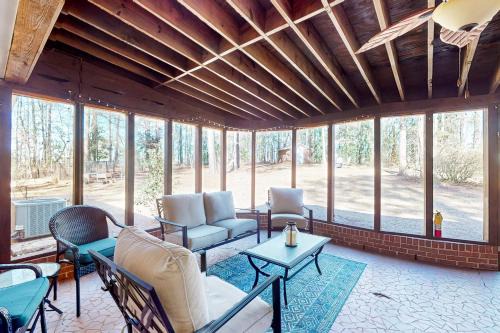 Macon House | 6 Mi to Dtwn: 'Macon Memories' Dog-Friendly Haven