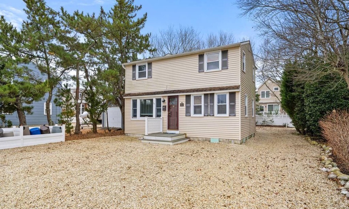 North Beach Haven House | 7-bedroom house in charming Spray Beach with WiFi, AC. Oceanside sleeps 18