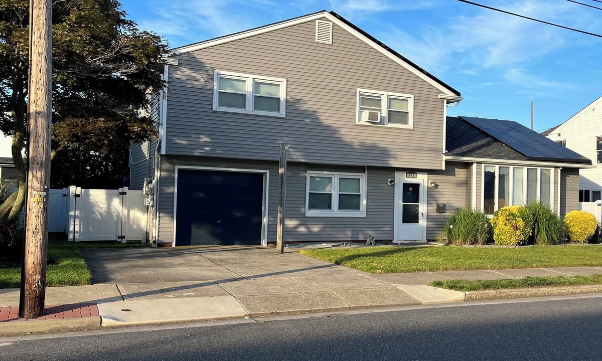 Margate City House | 7 blocks from the beach. Fenced in yard, pergola, grill, and more.