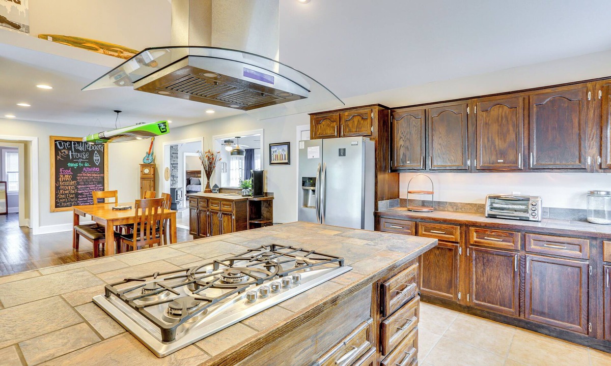 East Ridge Cottage | 7 Mi to Dtwn: Family Retreat in Chattanooga