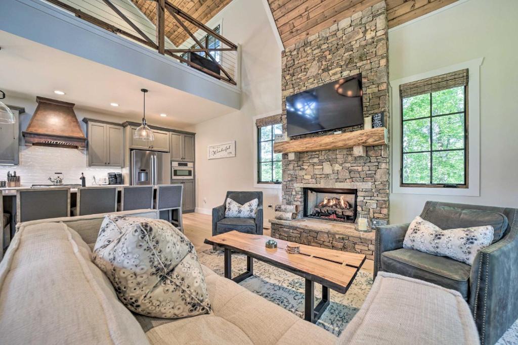 Glenville House | 7 Mi to Ski Sapphire Valley: Resort-Style Retreat