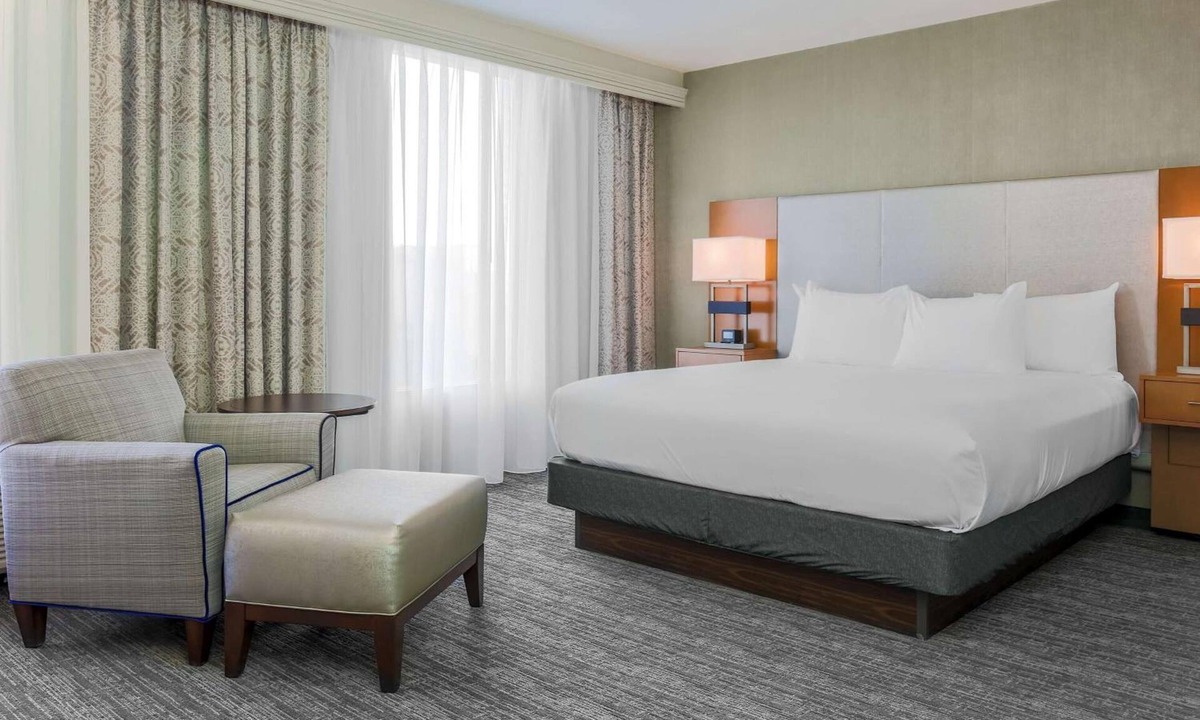 East Point Hotel | 7 Miles to Downtown Atlanta – Restful Room w/Seasonal Pool Access + Shuttle