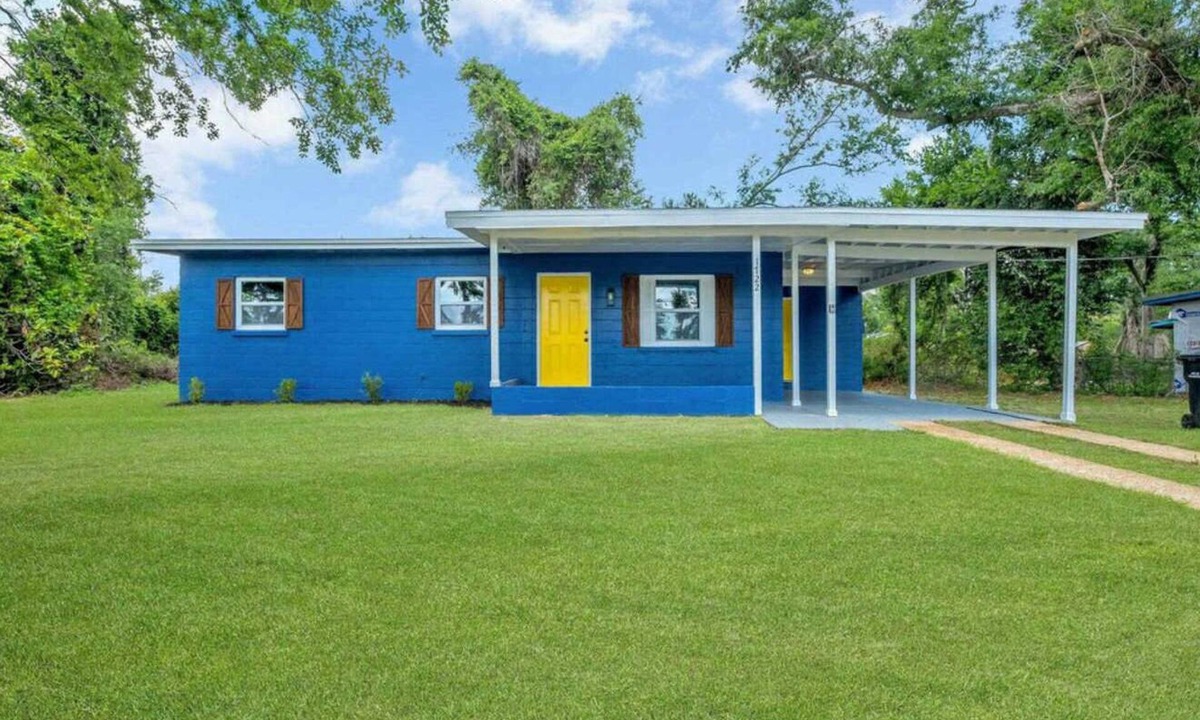 Lake Bradford -Cascade Lake House | 7 min to Doak Stadium 5 Min from Airport NEWLY renovated house!