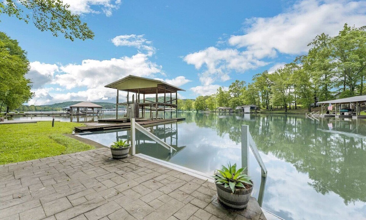 Ten Mile House | 726 Halfmoon Shores Drive · 6BR Lake Front - Boathouse - Dock - Screened Porch